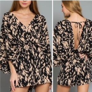 NWT Aakaa Women’s Black Tan Kimono Sleeve V-neck Tie Back Neck Romper Size Small